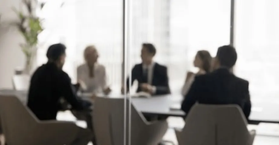 Reunião de equipe em sala de conferência moderna